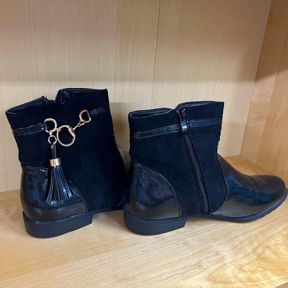 #042 Ankle Booties, Black, Size 9.5-10/ EU 41